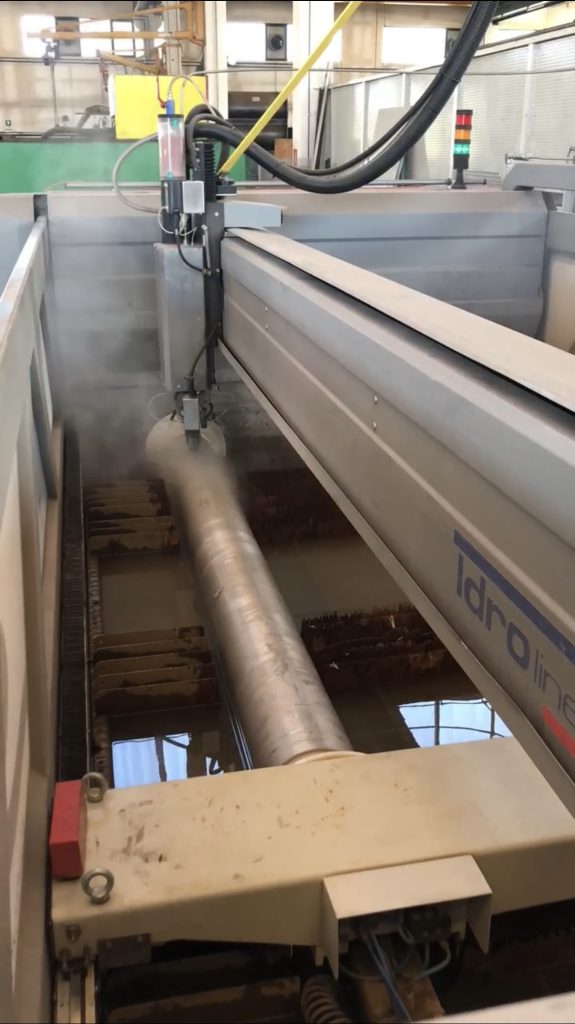 Macchinario per il taglio presso lo stabilimento Caldaie Ravasio